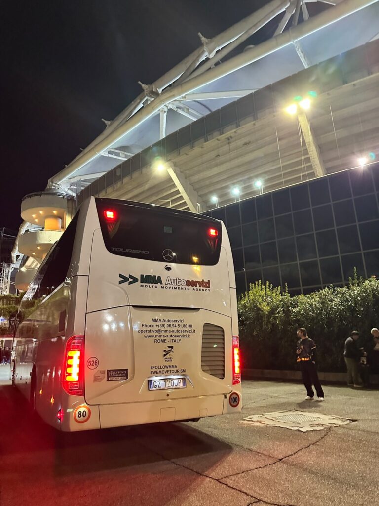 Autocar de MMA Autoservizi frente al Stadio Olimpico durante el partido Roma–Real Madrid del 14 de octubre de 2026.