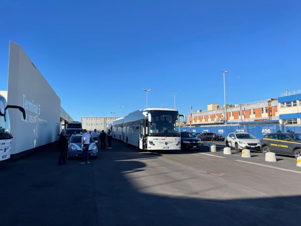 Autobuses de MMA Autoservizi esperando a la delegación del Real Madrid en la Terminal 5.