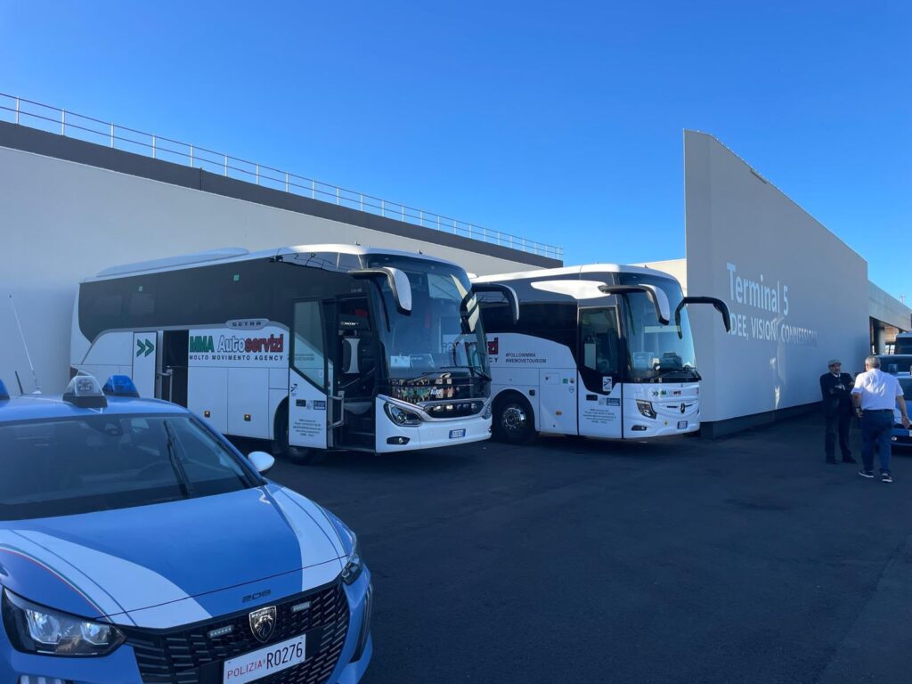 Dos autobuses MMA Autoservizi en la Terminal 5 para la delegación del Real Madrid en Roma
